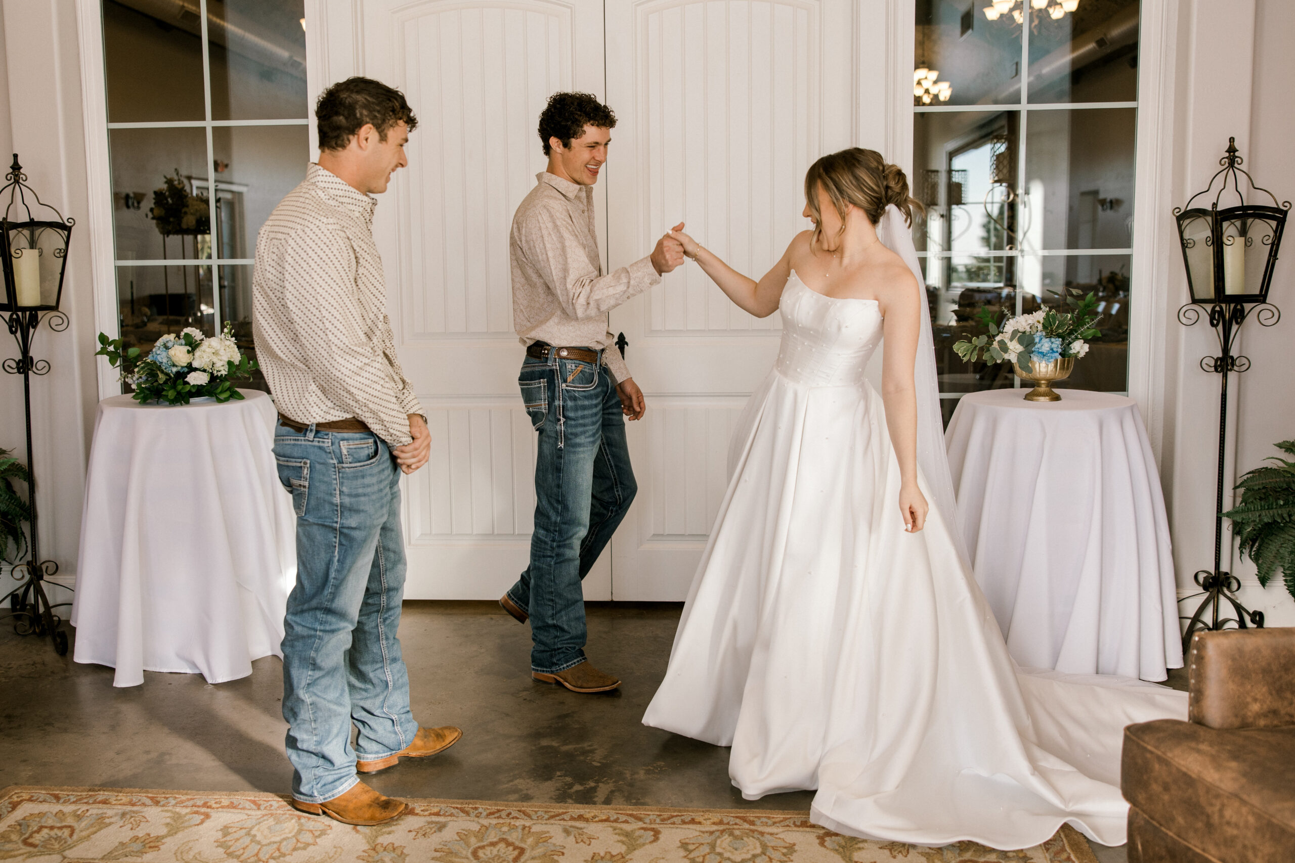 Brides personality shines through during first look with her brothers